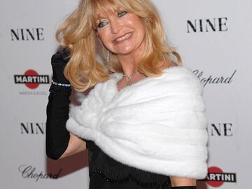Goldie Hawn zupfte sich noch schnell die Haare zurecht