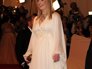 Alexander McQueen-Chefdesignerin Sarah Burton ist spätestens seit ihrem Hochzeitskleid von Kate Middleton ein gefragter Superstar. Die Met Gala wurde ebenfalls zugunsten des verstorbenen Designers Alexander McQueen veranstaltet