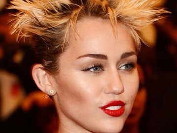 Back to the 80's: Das Motto war ihr natürlich sehr recht: Miley Cyrus kam punkig