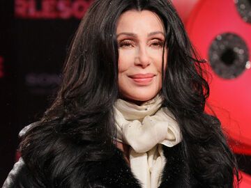 Auch Hauptdarstellerin Cher hatte sich gut eingepackt. Mit Lederjacke und Schal konnte bei ihr nichts mehr schief gehen
