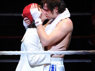 Happy End: Schauspieler Drew Sarich (als "Rocky") und Wietske van Tongeren(als "Adrian") küssen sich im Ring - der krönende Abschluss der gelungenen Aufführung
