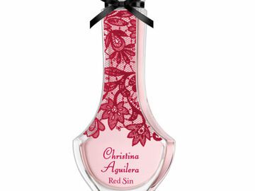  Dieser sinnliche Duft betört mit roten Aromen - rotem Apfel, roten Alpenveilchen und rotem Ingwer. Das Parfüm ist also auf jeden Fall eine Sünde wert. "Red Sin Eau de Parfum" von Christina Aguilera, 30 ml ca. 27 Euro
