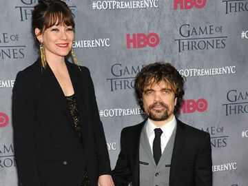 Der HBO-Serienhit "Game of Thrones" geht in die vierte Runde! In New York City versammelte sich der Cast zur Premiere. Peter Dinklage (Tyrion Lannister) kam mit seiner Lebensgefährtin, der Theaterregisseurin Eirca Schmidt