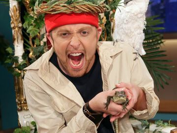 Ross Antony wurde in der dritten Staffel (2008) zum Dschungel-König. Inzwischen ist er aus dem Fernsehen kaum noch wegzudenken, musikalisch läuft es auch und er hat mit "shokomonk" sogar auch seine eigene Schokoriegel-Serie herausgebracht