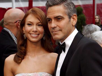 George Clooney und Sarah Larson waren von 2007-2008 ein Paar. Doch im Mai 2008 trennten sie sich nach etwa einem Jahr Beziehung