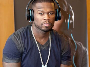Der US-amerikanische Rapper 50 Cent gibt während der Vorstellung eines Kopfhörers des Elektronikherstellers "SMS" eine Pressekonferenz