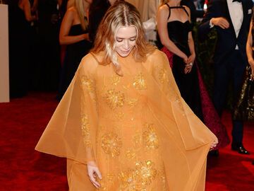 Ashley Olsen in einer gelben Vintage Dior Robe