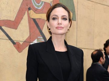 ...und hier - ganz die Business-Lady - Angelina Jolie