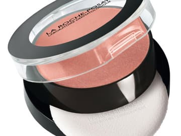 Mit dem Rouge "Toleriane Teint Blush" von La Roche-Posay erhält die Haut einen leicht rosigen Touch. Hierfür das Rouge dünn auf die Wangenknochen auftragen. 5 g ca. 17 Euro