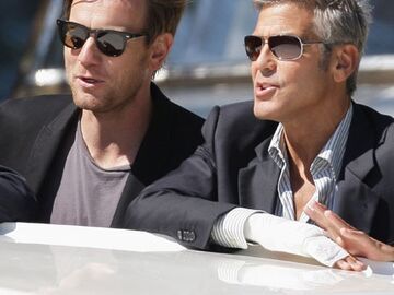 Mit dem Wassertaxi geht es zur Premiere - den beiden Hauptdarsteller Ewan McGregor und George Clooney von "Men Who Stare at Goats" gefällts