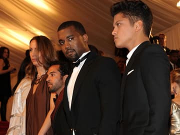Kanye West und Bruno Mars stellen sich für ein Foto auf