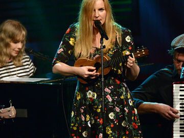 Sängerin Judith Holofernes spielte im Blümchenkleid´ Ukulele
