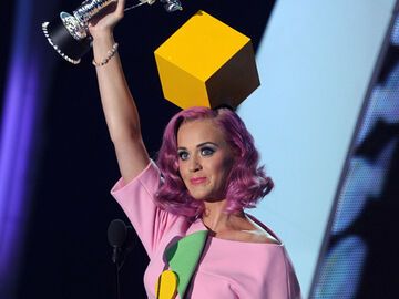 Verkleidungskünstlerin: Katy Perry mit einem Würfel auf dem Kopf