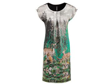 Das Kleid mit Wald-Print kann im Sommer mit Sandalen und auch im Winter mit Strick-Strumpfhose und Boots getragen werden. Über marc-cain.com, für ca. 280 Euro zu bestellen