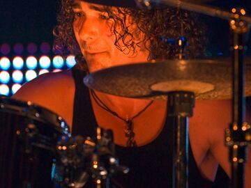 Bandmitglied Andreas Nowak verausgabt sich am Schlagzeug