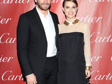 Auf diesem Bild posiert die schwangere Schauspielerin mit ihrem Kollegen Jake Gyllenhaal ...