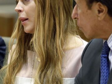 Lindsay Lohan hatte nach einem Autounfall behauptet, nicht am Steuer des Porsches gesessen zu haben. Doch diese Aussage war falsch. Die Staatsanwaltschaft in Santa Monica klagte sie dann wegen "Rücksichtslosigkeit im Strassenverkehr", "Falschaussage" und "Beamtenbeleidigung" an