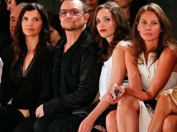 Bono mit Ehefrau Ali Hewson (li.) und Tochter Jordan Hewson und Model Christy Turlington in der Frontrow bei Edun