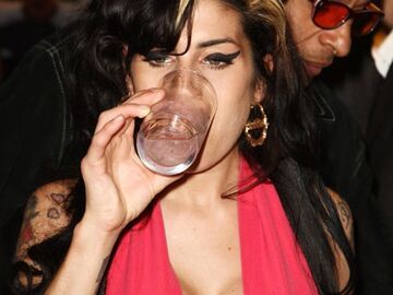 Amy Winehouse sorgte mal wieder für Aufsehen: Die 26-Jährige zeigte ihren neuen 40.000 Euro teuren Busen im pinken Minikleid und schaute mal wieder zu tief ins Glas 