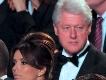 Eva Longoria und Bill Clinton lauschen den Moderatoren