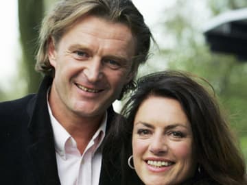 Lambert Dinzinger und Christine Neubauer: so glücklich waren sie noch vor 5 Jahren Jetzt beginnt der Scheidungskrieg erst richtig. Lambert Dinzinger und Christine Neubauer: so glücklich waren sie noch vor 5 Jahren Jetzt beginnt der Scheidungskrieg erst richtig.