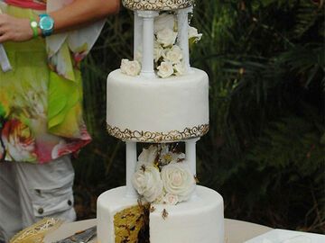Am Ende wartet die prächtige Hochzeitstorte, bestehend aus Gelee gefüllt mit´ Mehlwürmern, Kakerlaken und Grillen