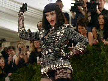 Madonna provozierte auf dem Red Carpet mit löchriger Strumpfhose. Definitv der Fashion-Flop des Abends!