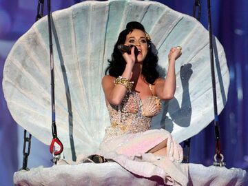 Das Motto des Abends lautete "Wasser". So performte Katy Perry in einem zartrosa Meerjungfrauen-Kleid aus einer überdimensionalen Muschel