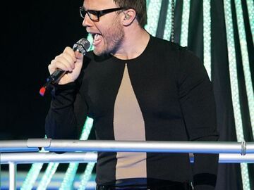 Gary Barlow verzichtet sogar während eines "Take That"-Auftritts nicht auf seine Brille