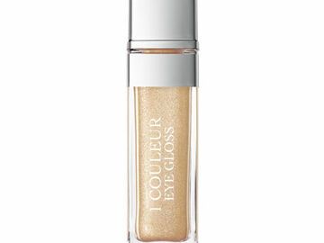 Der goldige "Couleur Eye Gloss" von Dior verleiht dem Lid einen dezenten Schimmer für einen strahlenden Augenaufschlag, 6 ml ca. 26 Euro