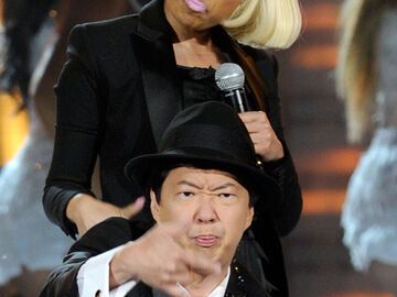 Auch Gastgeben Ken Jeong wurde von Nicki Minaj nicht verschont und in die Performance mit eingebunden 