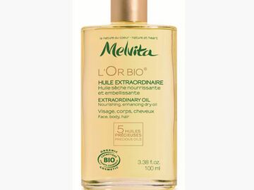Die feine Textur dieses Bio Trockenöls von Melvita verleiht der Haut einen leichten Satinschimmer und versorgt Haut, Gesicht und Haare mit Nährstoffen.  "Melvita L'Or Bio", 100 ml, ca. 30 Euro