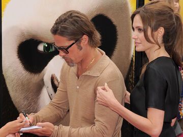Selbst beim Autogramme-Schreiben ließ Angelia Jolie ihren Brad nicht aus den Augen