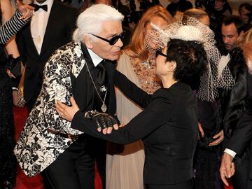 Karl Lagerfeld begrüßt Yoko Ono