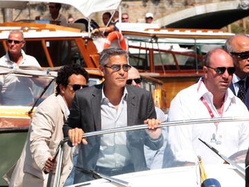 George Clooney kam mit einem Bötchen vorgefahren - Standard bei den Filmfestspielen in Venedig. Dort eröffnet sein Film "The Ides of March" die Festspiele