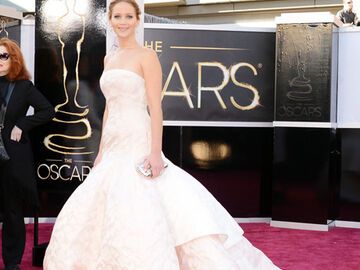 Ein echter Hingucker auf dem red carpet: Jennifer Lawrence! Zwar war ihr Treppen-Stolpler bei der Entgegennahme ihres Oscars das Tuschelthema des Abends, doch trotzdem flogen der 22-Jährigen die Herzen nur so zu. Vielleicht lag's an ihrer prinzessinnenhaften Dior-Robe?