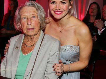 Ein Musical für jung und alt: Schauspielerin Nina Bott wurde von ihrer 91-jährigen Oma begleitet