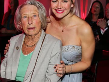 Ein Musical für jung und alt: Schauspielerin Nina Bott wurde von ihrer 91-jährigen Oma begleitet