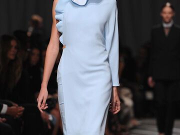 Dramatische Volants säumen dieses pastellfarbene Kleid von Givenchy.