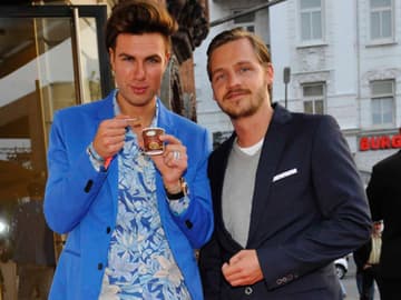 Designer André Borchers und Nico Bandl (Schoeller von Rehlingen) mit einer lecker-süßen Abkühlung