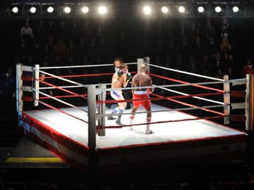 Der Fight mitten im Zuschauerraum: Schauspieler Drew Sarich (als "Rocky", l) und Terence Archie (als"Apollo")