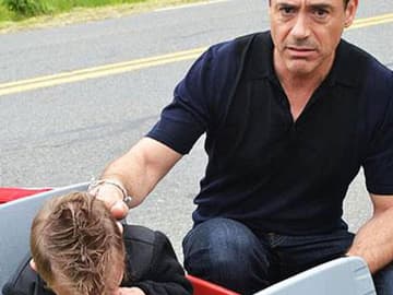Robert Downey Jr. hat den kleinen Jaxson erschreckt Robert Downey Jr. hat den kleinen Jaxson erschreckt