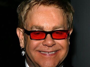 Elton Johns Markenzeichen ist die Brille. Schrille Farben, ungewöhnliche Formen - je ausgefallener, desto besser