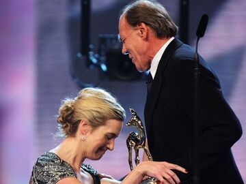 Kate Winslet geht auf die Knie als sie den Bambi in der Kategorie "Schauspielerin International" für ihre Rolle in "Der Vorleser" von Bruno Ganz überreicht bekommt