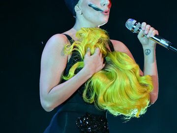 Perrückentausch im Sekundentakt: Lady Gaga performte ihre Single "Applause"