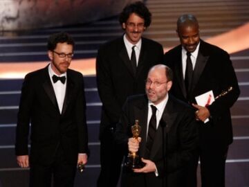 Scott Rudin (3. von links), Joel Coen Ethan Coen (links)  nehmen den Oscar für den besten Film  "No Country for Old Men" entgegen