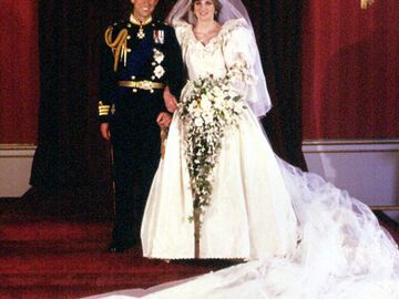 Bei der Trauung passierte Diana ein kleiner Patzer: Sie sagte die Vornamen ihres Zukünftigen in der falschen Reihenfolge auf. Charles scherzte daraufhin: ,,Diana, du hast soeben meinen Vater geheiratet."