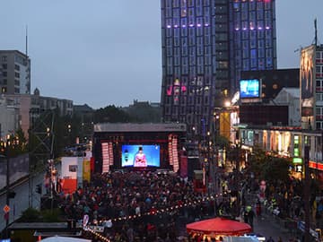 Auch in Hamburg wird gefeiert. Trotz Regens versammeln sich die eingefleischten "ESC"-Fans auf dem Spielbudenplatz auf der Reeperbahn