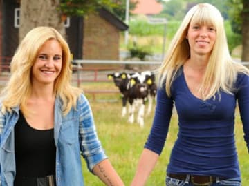 Janine (l.) und Lena (r.) sind total happy Janine (l.) und Lena (r.) sind total happy