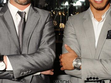 Musiker Jay Kay (Jamiroquai) und Formel-1-Pilot Lewis Hamilton posieren mit ihrem neuen Schweizer Zeitmesser